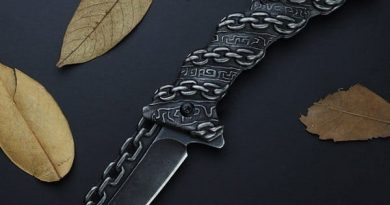 Складной нож с декоративным украшением в виде цепи