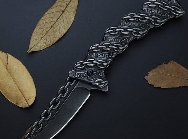 Складной нож с декоративным украшением в виде цепи