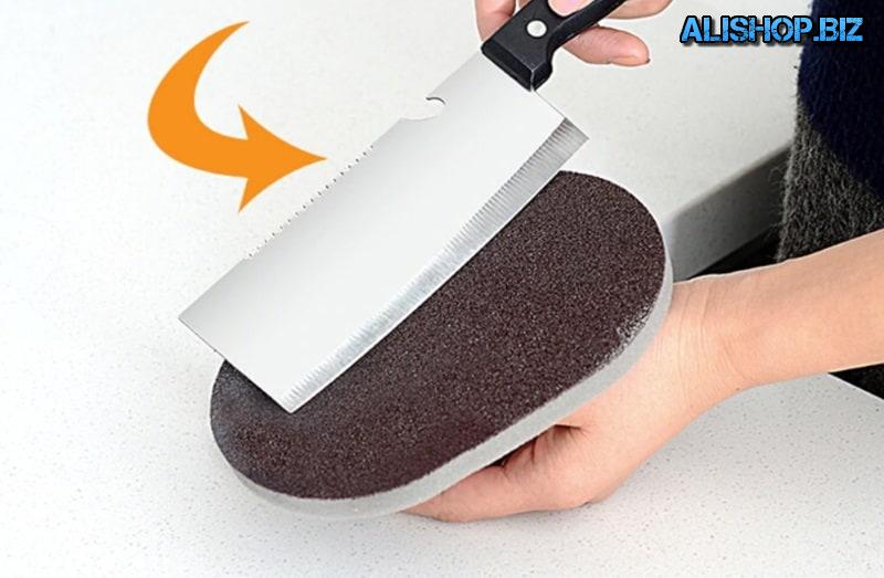 Kitchen sponge with handle