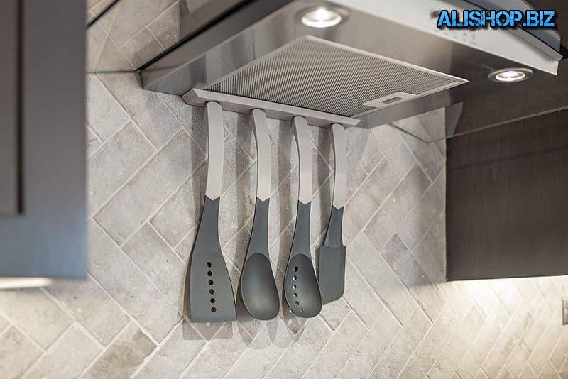 Kitchen set with magnetic holder